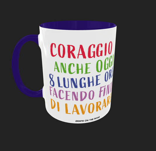 TAZZA PER LUI " CORAGGIO ANCHE OGGI 8 LUNGHE ORE FACENDO FINTA DI LAVORARE"
